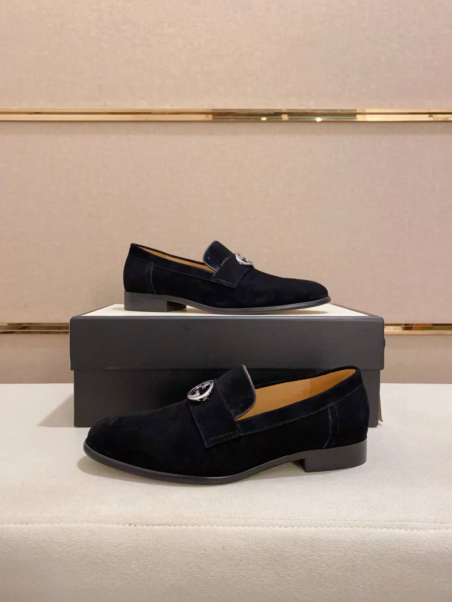 Men's shoes 💰: 520💰 (GUCCI) new series ss hot new products 💢 💠 Casual leather shoes 👞, first layer of cowhide, upper hardware buckles and logo on the sides of the shoe, brand logo on the insole and sole 💠 💎Upper: 100% cowhide 💎Inner: cowhide/100% 💎Feet: cowhide/100% 💎Sole: rubber/100% 💎SIZE: 38 39 40 41 42 43 44 Can be customized 45